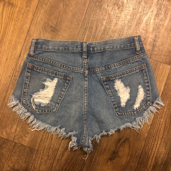 💙 High Rise Denim Shorts 💙 - Picture 2 of 3